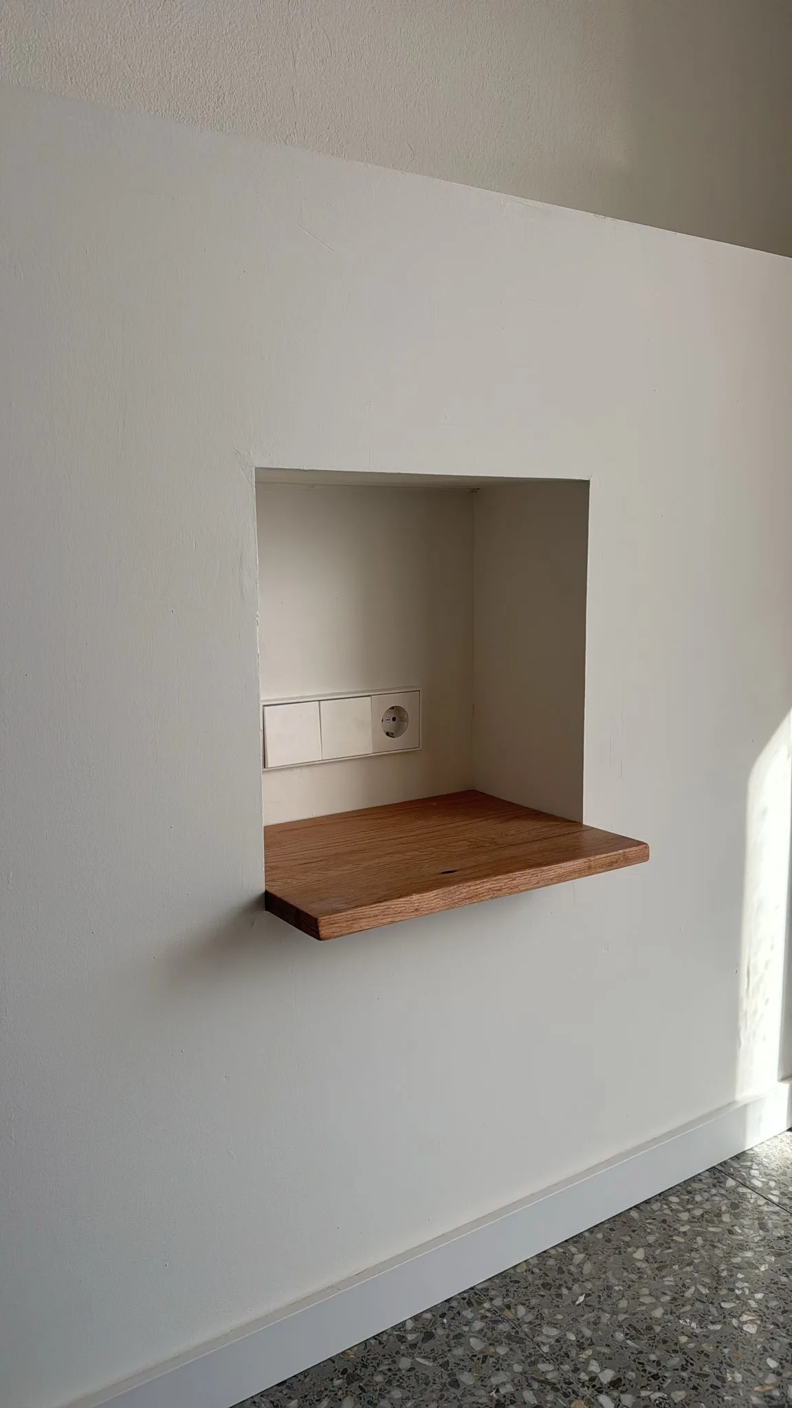 Nicho con balda de roble — detalle habitación S'Algaret